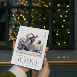 Eenvoudige moderne vreugdevolle familie foto kerst feestdagenkaart<br><div class="desc">Verwelkom de feestdagen dit jaar met een Modern Minimal Joyful Family Photo Christmas Holiday Kaart die dat perfecte moment van vreugde met een hechte familie vastlegt. Deze chique zwart-wit kaart is de perfecte belichaming van de moderne, minimalistische stijl waar we naar verlangen. Schone lijnen in de typografie en bewerking lenen...</div>