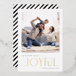 Eenvoudige moderne vreugdevolle familie foto kerst folie feestdagenkaart<br><div class="desc">Laat dit jaar gimmicky vakantiekaarten los en kies voor iets betekenisvollers en memorabelers, om je stijlvolle geest van dit vakantieseizoen te weerspiegelen. Met een grimmige, minimalistische stijl, onderscheidt deze zwart-witte fotovakantiekaart bedankt van zijn gedurfde en mooie moderne typografie in gouden folie die zeker in het oog van uw ontvanger zal...</div>