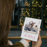Eenvoudige moderne vreugdevolle rode familie foto  feestdagenkaart<br><div class="desc">Verwelkom de feestdagen dit jaar met een Modern Minimal Joyful Red Family Photo Christmas Holiday Kaart die dat perfecte moment van vreugde met een hechte familie vastlegt. Deze chique rode en witte snoepriet strepen kaart is de perfecte belichaming van de moderne, minimalistische stijl waar we naar verlangen. Schone lijnen in...</div>