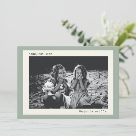 Eenvoudige Moderne Wijze Groene Chanoeka Familiefo Feestdagenkaart (Staand voorkant)