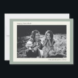 Eenvoudige Moderne Wijze Groene Chanoeka Familiefo Feestdagenkaart<br><div class="desc">Vier Chanoeka met stijl en elegantie met behulp van deze Custom Simple Modern Sage Green Chanoeka Photo Card. Met een chique groene achtergrond en een schoon, minimalistisch ontwerp, kunt u met deze vakantiekaart uw favoriete familiefoto en aangepast bericht personaliseren. Perfect voor het verzenden van warme wensen aan vrienden en familie...</div>