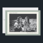 Eenvoudige Moderne Wijze Groene Chanoeka Familiefo Feestdagenkaart<br><div class="desc">Vier Chanoeka met stijl en elegantie met behulp van deze Custom Simple Modern Sage Green Chanoeka Photo Card. Met een chique groene achtergrond en een schoon, minimalistisch ontwerp, kunt u met deze vakantiekaart uw favoriete familiefoto en aangepast bericht personaliseren. Perfect voor het verzenden van warme wensen aan vrienden en familie...</div>