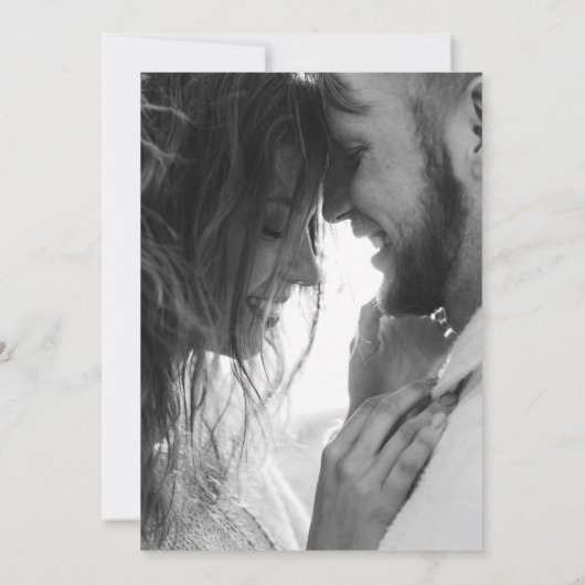 Eenvoudige moderne zwart wit fotoscript bruiloft kaart (Achterkant)