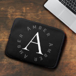 Eenvoudige moderne zwarte en witte monogram naam laptop sleeve<br><div class="desc">Modern zwart-wit monogram ontwerp met een eenvoudige tekst sjabloon voor jouw naam en initiaal.</div>