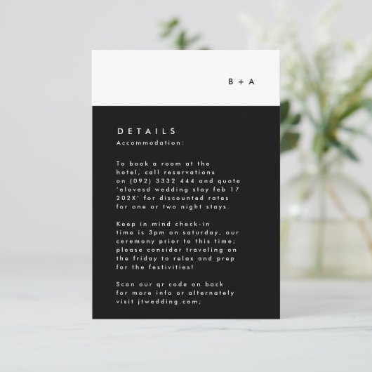 Eenvoudige, moderne zwarte strepe monogram RSVP kaartje (Staand voorkant)