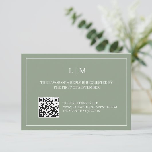 Eenvoudige Monogram Groene QR Code Bruiloft RSVP K Bedankkaart (Staand voorkant)