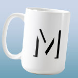 Eenvoudige Monogram Initiaal Slagschaduw Gepersona Koffiemok<br><div class="desc">Modern,  eenvoudig en minimalistisch drop shadow monogram initiaal typografie ontwerp in monotone zwart-wit,  die kan worden gewijzigd om te personaliseren.</div>
