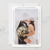 Eenvoudige Monogram Zwart Wit Moderne Trouw QR Save The Date (Voorkant)