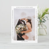 Eenvoudige Monogram Zwart Wit Moderne Trouw QR Save The Date (Staand voorkant)