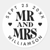 Eenvoudige Mr. Mrs. Naam Datum Bruiloft Hart Favor Ronde Sticker (Voorkant)