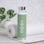 Eenvoudige naam Elegant Script Sage Green Modern Waterfles<br><div class="desc">Moderne,  groene waterflesje met een eenvoudig en minimalistisch design met jouw naam in een elegant script. Een schattig ontwerp perfect voor een meisje.</div>