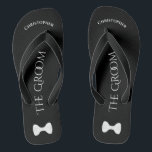 Eenvoudige naam van de Fun Groom & Bow Stropdas We Teenslippers<br><div class="desc">Deze leuke teenslippers zijn een leuke manier voor de bruidegom om zijn voeten na een lange dag te redden en klaar te staan om de hele nacht te dansen! Ze hebben een simpel wit op zwart design met zijn naam bovenaan, de woorden "The Groom" in klastige letters in het midden,...</div>