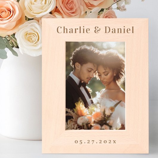 Eenvoudige namen van minimalistisch paar trouwdatu gegraveerde lijstjes