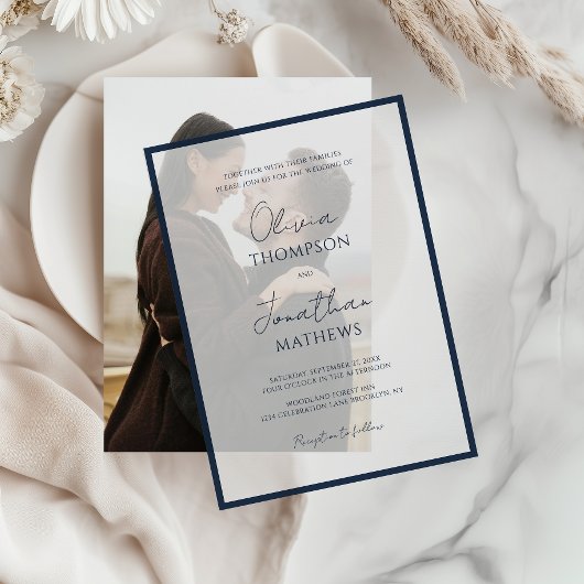 Eenvoudige Navy Blauwe Rand Script Overlay Bruilof Vellum Uitnodigingen