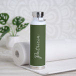 Eenvoudige Olive Green Name Elegant Script Moderne Waterfles<br><div class="desc">Moderne flesjes groen water voor olijfgaarden met een eenvoudig en minimalistisch ontwerp en jouw naam in een elegant script. Een schattig ontwerp perfect voor een meisje.</div>