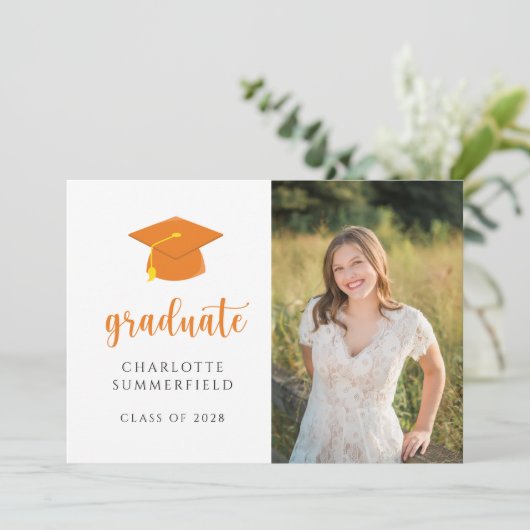 Eenvoudige Oranje aankondiging van Afstuderen in h (Staand voorkant)