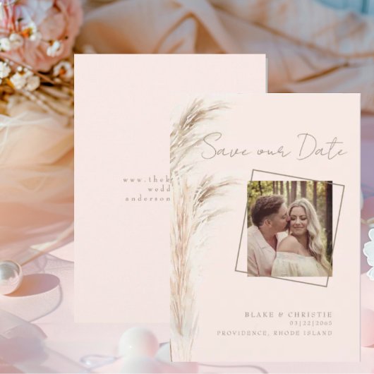 Eenvoudige Pampas paar foto Blush bruiloft Save The Date