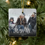 Eenvoudige penseelstreek Vrolijke kalligrafie Fami Keramisch Ornament<br><div class="desc">Een creëer uw eigen eenvoudige en toch elegante typografie familie ornament. een perfecte herinnering memento ornament voor uw kerstgroeten om het moment voor altijd gevangen te houden. Dit unieke en chique ornament heeft een elegante, uitstekende typografie van de naam van de familie en het jaar, die beide aanpasbaar zijn door...</div>