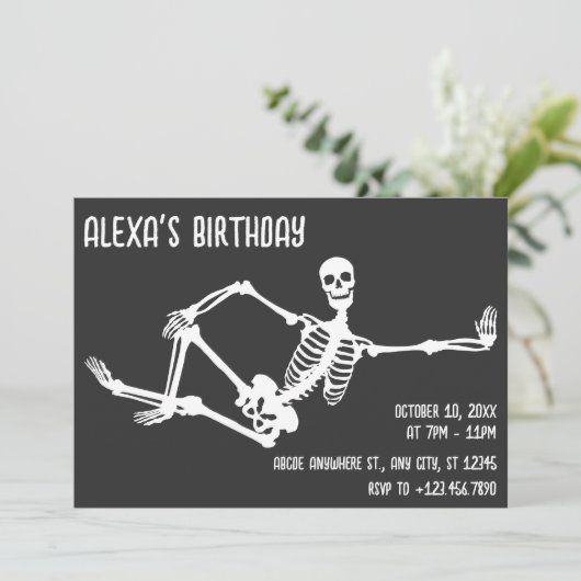 Eenvoudige pose skelet verjaardag Halloween Kaart (Staand voorkant)