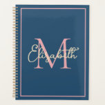 Eenvoudige Preppy Navy Roze en Crème Monogram Planner<br><div class="desc">Deze eenvoudige en moderne agenda planner beschikt over een preppy monogram in rijke tinten van middernachtblauw,  roze en crème die u kunt personaliseren met uw keuze van naam en initiaal.</div>
