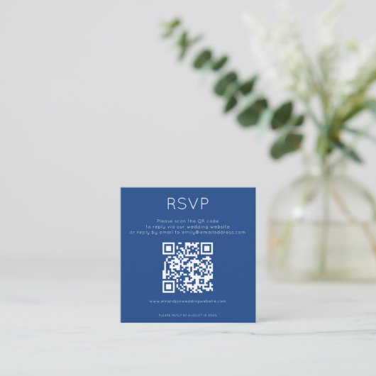 Eenvoudige QR Code Blue Wedding RSVP Informatiekaartje (Staand voorkant)