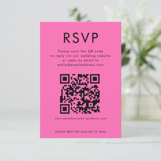 Eenvoudige QR Code Heet Roze Bruiloft RSVP Kaart (Staand voorkant)