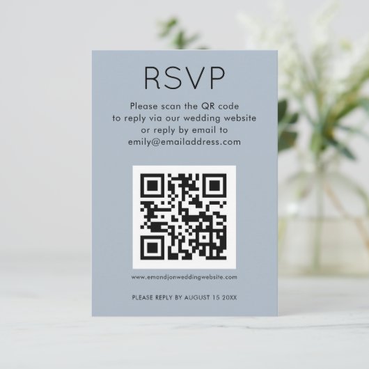 Eenvoudige QR-code Stusty Blue Wedding RSVP Informatiekaartje (Staand voorkant)