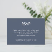 Eenvoudige QR-code Stusty Navy Blue Wedding RSVP Kaartje (Staand voorkant)