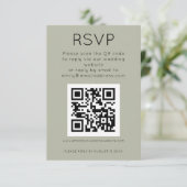 Eenvoudige QR-code Zacht Sage Weddenschap RSVP Informatiekaartje (Staand voorkant)