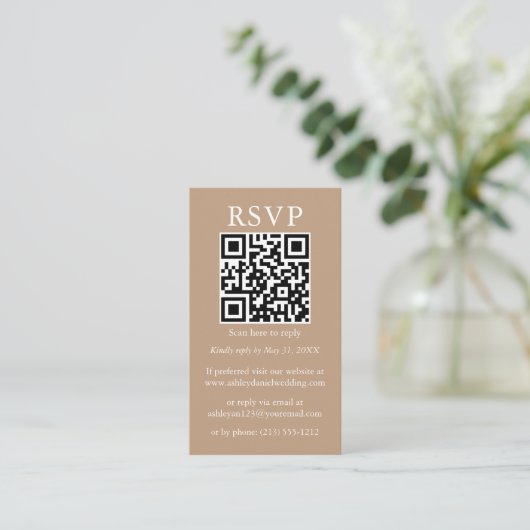 Eenvoudige QR RSVP Taupe met minimalistisch huweli Informatiekaartje (Staand voorkant)