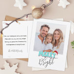 Eenvoudige Retro 1 Foto Vrolijk Helder Blauw Kerst Feestdagenkaart<br><div class="desc">Dit feestelijke Merry and Bright-ontwerp is gemaakt met behulp van een leuk modern scriptlettertype en mijn handgeletterde bloklettertype in een retro-stijl in aqua blauw en rood afgewerkt met mijn hand geschilderde kerstmuts met hulst en bessen om je familiefoto te laten schitteren als de ster. Voeg uw familienaam en aangepaste tekst...</div>