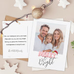 Eenvoudige Retro 1 Foto Vrolijk Helder Schattige K Feestdagenkaart<br><div class="desc">Dit feestelijke Merry and Bright-ontwerp is gemaakt met behulp van een leuk modern scriptlettertype en mijn handgeletterde bloklettertype in een retro-stijl in aqua blauw en rood afgewerkt met mijn hand geschilderde kerstmuts met hulst en bessen om je familiefoto te laten schitteren als de ster. Voeg uw familienaam en aangepaste tekst...</div>
