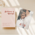 Eenvoudige retro | Blush Pink Casual fotoMonogram Kaart<br><div class="desc">Deze eenvoudige retro | "blush roze" casual fotomonogram-uitnodiging is perfect voor je klassieke aardenbruiloft. Het ontwerp bevat een minimalistische hippie rustic boho font. Het neutrale Zuidwest-woestijnkleurenpalet en de rijke bosmische middeleeuwse letters combineren voor een perfect, minimaal modern western bestemmingsontwerp. Voel vrij om de kleur te veranderen voeg uw eigen kunstwerk,...</div>