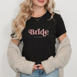 Eenvoudige Retro Boho Dusty Roos Typografie | Brui T-shirt<br><div class="desc">Dit trendy,  eenvoudige T-shirt heeft het woord "Bride" in retro stoffige rozen typografie,  samen met een ruimte voor haar naam.</div>