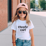 Eenvoudige Retro Boho Typografie | BLOEMENMEISJE T-shirt<br><div class="desc">Dit trendy,  eenvoudige T-shirt heeft de woorden "Bloemenmeisje" in retro zwarte typografie,  samen met een ruimte voor haar naam,  en is het perfecte cadeau voor leden van uw bruidsfeestje.</div>