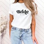 Eenvoudige Retro Boho Typografie | Bruid T-shirt<br><div class="desc">Dit trendy,  eenvoudige T-shirt heeft het woord "Bride" in retro zwarte typografie,  samen met een ruimte voor haar naam.</div>