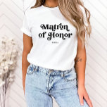 Eenvoudige Retro Boho Typografie | Ereheer T-shirt<br><div class="desc">Dit trendy,  eenvoudige T-shirt heeft de woorden "Matron of Honor" in retro zwarte typografie,  samen met een ruimte voor haar naam,  en is het perfecte cadeau voor leden van uw bruidsfeest.</div>