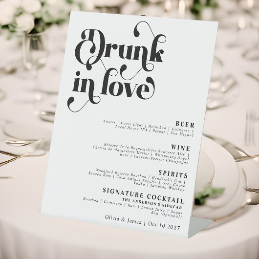 Eenvoudige Retro Drink in Love Wedding Bar Menu Reclamebord Met Voetstuk