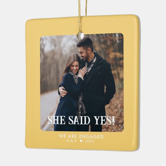 Eenvoudige retro eerste kerst verloofde aangepaste keramisch ornament (Links)