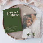 Eenvoudige retro | Olive Green Casual Photo Monogr Kaart<br><div class="desc">Deze eenvoudige retro | casual foto-monogram voor olijfgroen is perfect voor uw klassieke aardse tint. Het ontwerp bevat een minimalistische hippie rustic boho font. Het neutrale Zuidwest-woestijnkleurenpalet en de rijke bosmische middeleeuwse letters combineren voor een perfect, minimaal modern western bestemmingsontwerp. Voel vrij om de kleur te veranderen voeg uw eigen...</div>