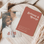 Eenvoudige retro | Oud Roos Casual fotoMonogram Kaart<br><div class="desc">Deze eenvoudige retro | casual foto-monogram van het oude roos is perfect voor uw klassieke funky aardtoon bruiloft. Het ontwerp bevat een minimalistische hippie rustic boho font. Het neutrale Zuidwest-woestijnkleurenpalet en de rijke bosmische middeleeuwse letters combineren voor een perfect, minimaal modern western bestemmingsontwerp. Voel vrij om de kleur te veranderen...</div>