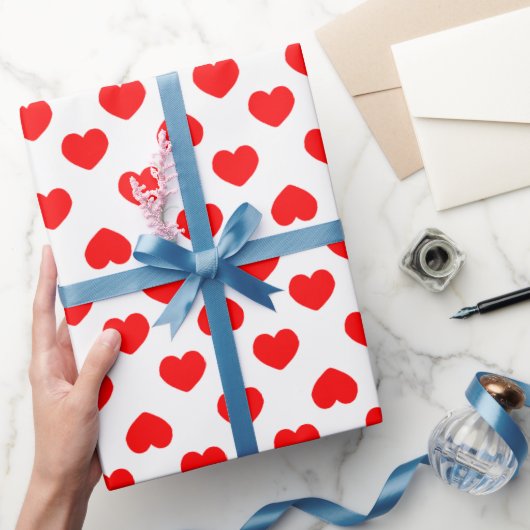 Eenvoudige Rode Harten Minimalistisch Cadeaupapier (Geschenken)