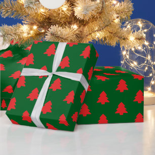 Eenvoudige rode kerstbomen op donkergroen cadeaupapier