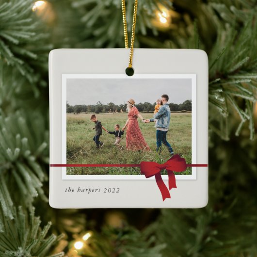 Eenvoudige Rode Strik Foto Kerstmis Keramisch Ornament (Boom)