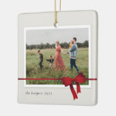 Eenvoudige Rode Strik Foto Kerstmis Keramisch Ornament (Links)