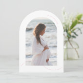 eenvoudige roze fotoboog baby zwangerschap aankond kaart (Staand voorkant)