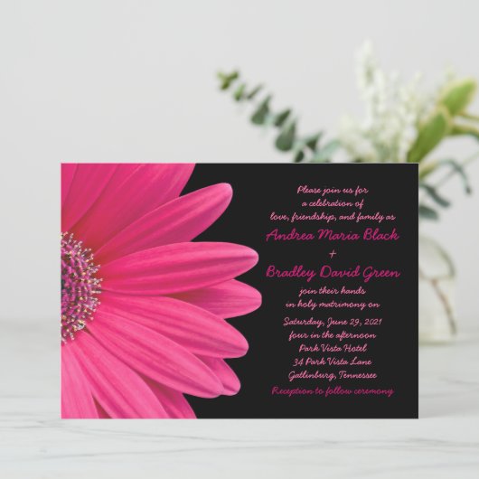 Eenvoudige roze Gerbera Daisy Wedding Uitnodiging (Staand voorkant)
