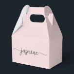 Eenvoudige Roze Meisjesnaam Monogram Schrift Roze  Bedankdoosjes<br><div class="desc">Eenvoudige, schone, minimalistische, vrouwelijke, roze monogram naam handtekening script, op maat gemaakte, gepersonaliseerde cadeauverpakking. Dit ontwerp toont je voornaam in een mooie, met de hand geschreven, zwierige lettertype handtekening typografie (of kalligrafie) op een stoffige roze of licht pastelkleurige roze achtergrond. Deze stijlvolle, vrouwelijke cadeauverpakkingen zijn ideaal om weg te geven...</div>