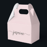 Eenvoudige Roze Meisjesnaam Monogram Script Letter Bedankdoosjes<br><div class="desc">Eenvoudige, schone, minimalistische, meisjesachtige, roze monogram naam handtekening script op maat gemaakte persoonlijke favoriete doos. Dit ontwerp met je voornaam in een mooie, met de hand geschreven zwiepende staart lettertype handtekening typografie (of kalligrafie) op een stoffige roze of licht pastelkleurige roze achtergrond. Deze stijlvolle, vrouwelijke cadeau dozen zijn geweldig om...</div>
