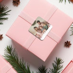 Eenvoudige Roze Sneeuwvlokken één foto Vierkante Sticker<br><div class="desc">Voeg een feestelijk tintje toe aan uw vakantieseizoen met onze Simple Pink Snowflakes Square Sticker! Deze charmante sticker heeft een prachtig roze sneeuwvlok ontwerp dat ideaal is voor het versieren van geschenken, kaarten of feestelijke gunsten. Gemakkelijk te schillen en te plakken, het is een leuke manier om kerstvreugde te verspreiden...</div>